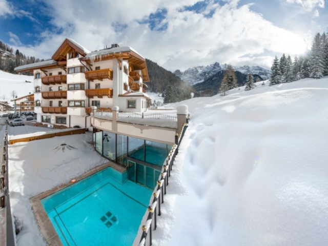 Vista invernale Hotel Savoy con piscina relax spa