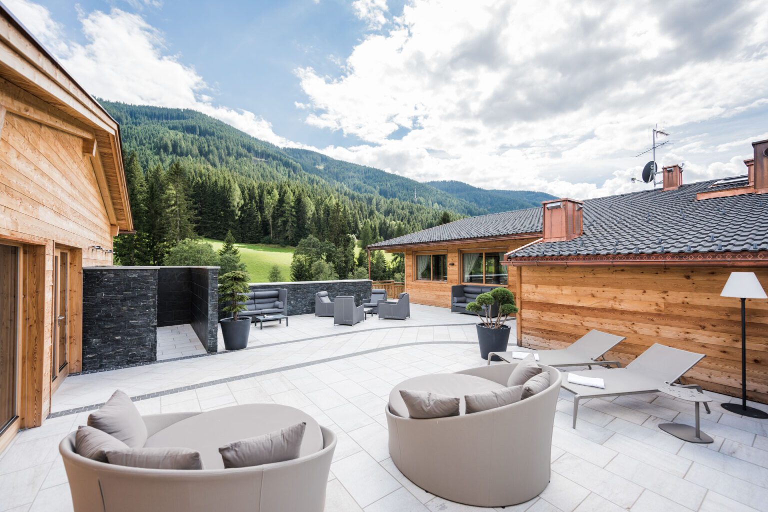 Terrazza panoramica e area relax all'aperto - Alpine Nature Hotel Stoll Val Casies