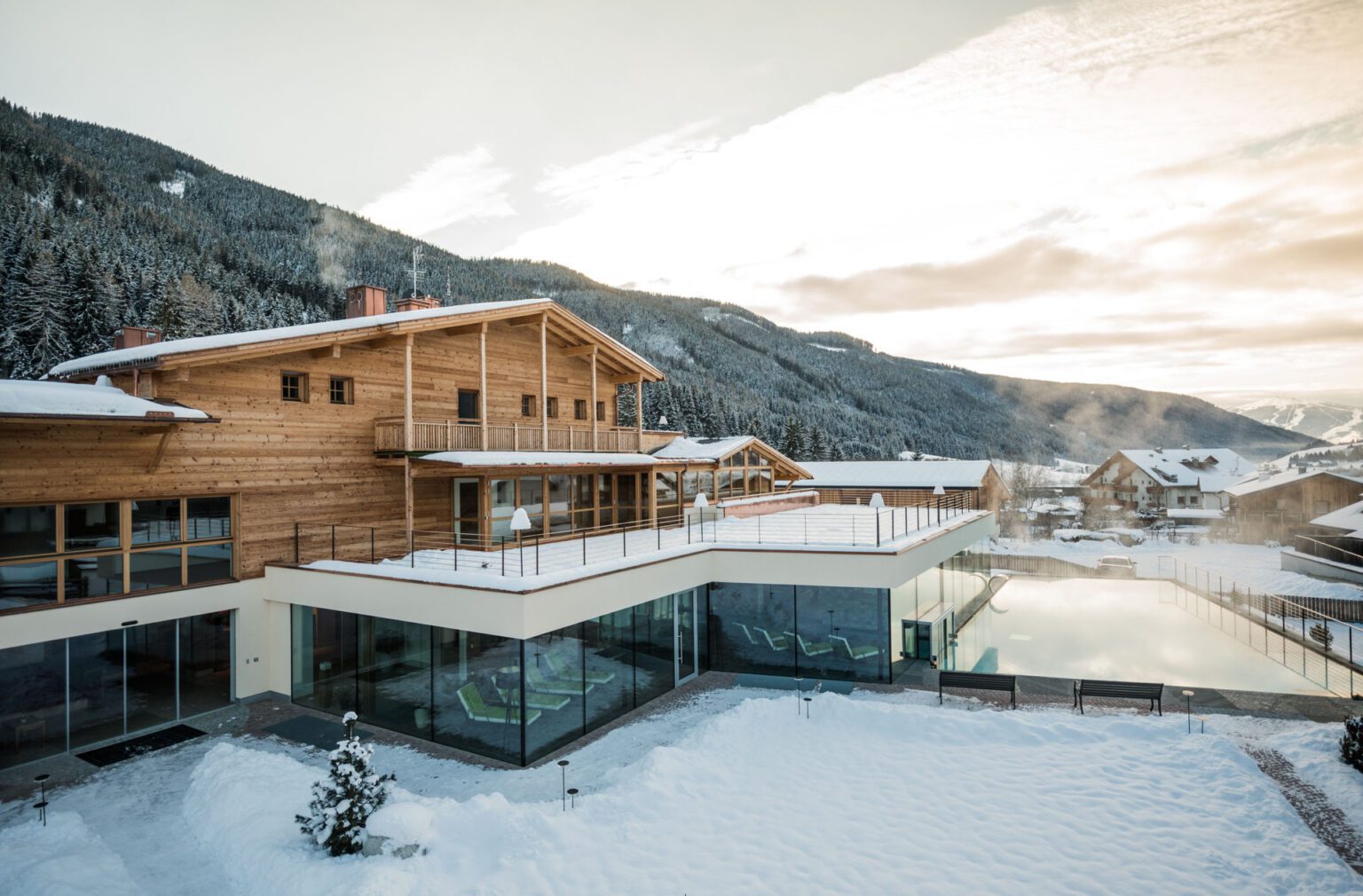 Hotel Stoll Val Casies - Struttura e piscina esterna riscaldata in inverno