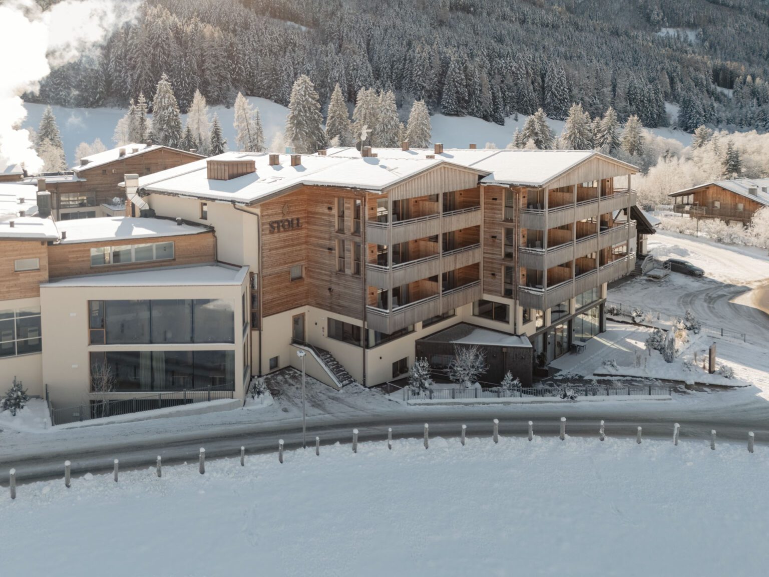 Hotel Stoll in inverno - Vista panoramica sulla struttura innevata