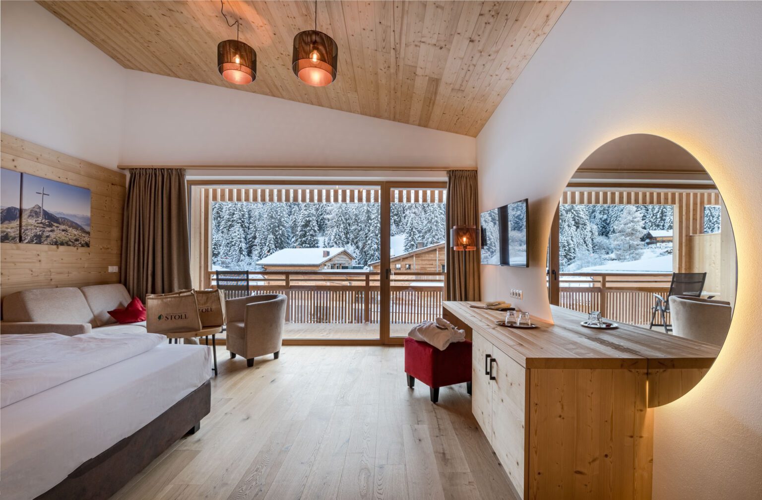 Suite con terrazzo e vista sulle Dolomiti innevate - Hotel Stoll