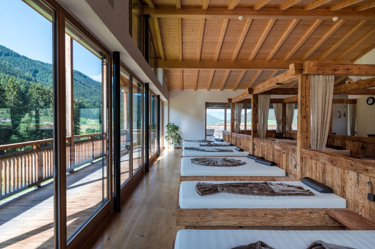 Zona Relax Spa Hotel Stoll - Lettini con vista sulle Dolomiti